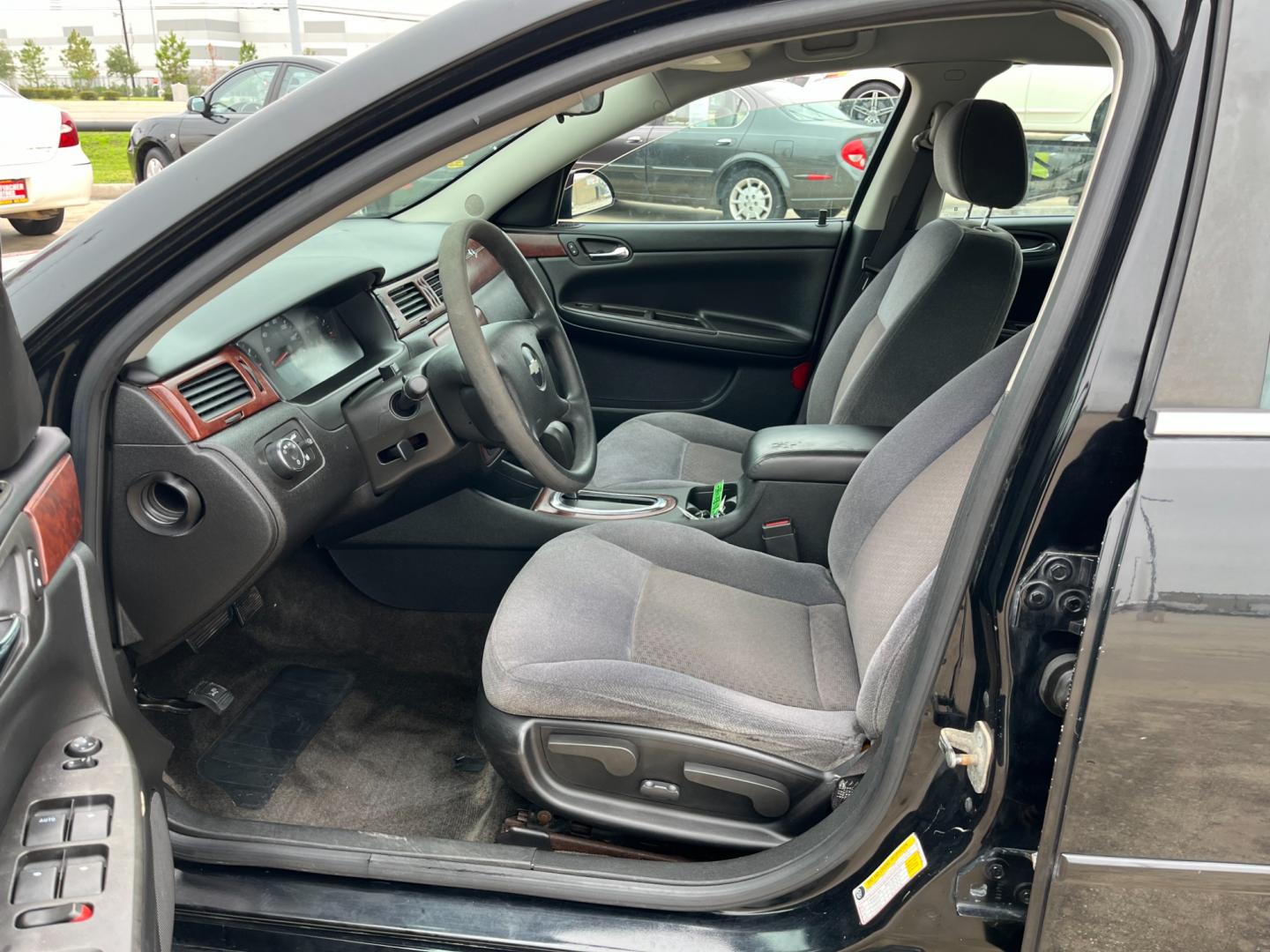 2008 Black /gray Chevrolet Impala LS (2G1WB55K381) with an 3.5L V6 OHV 16V FFV engine, 4-Speed Automatic Overdrive transmission, located at 14700 Tomball Parkway 249, Houston, TX, 77086, (281) 444-2200, 29.928619, -95.504074 - Photo#8